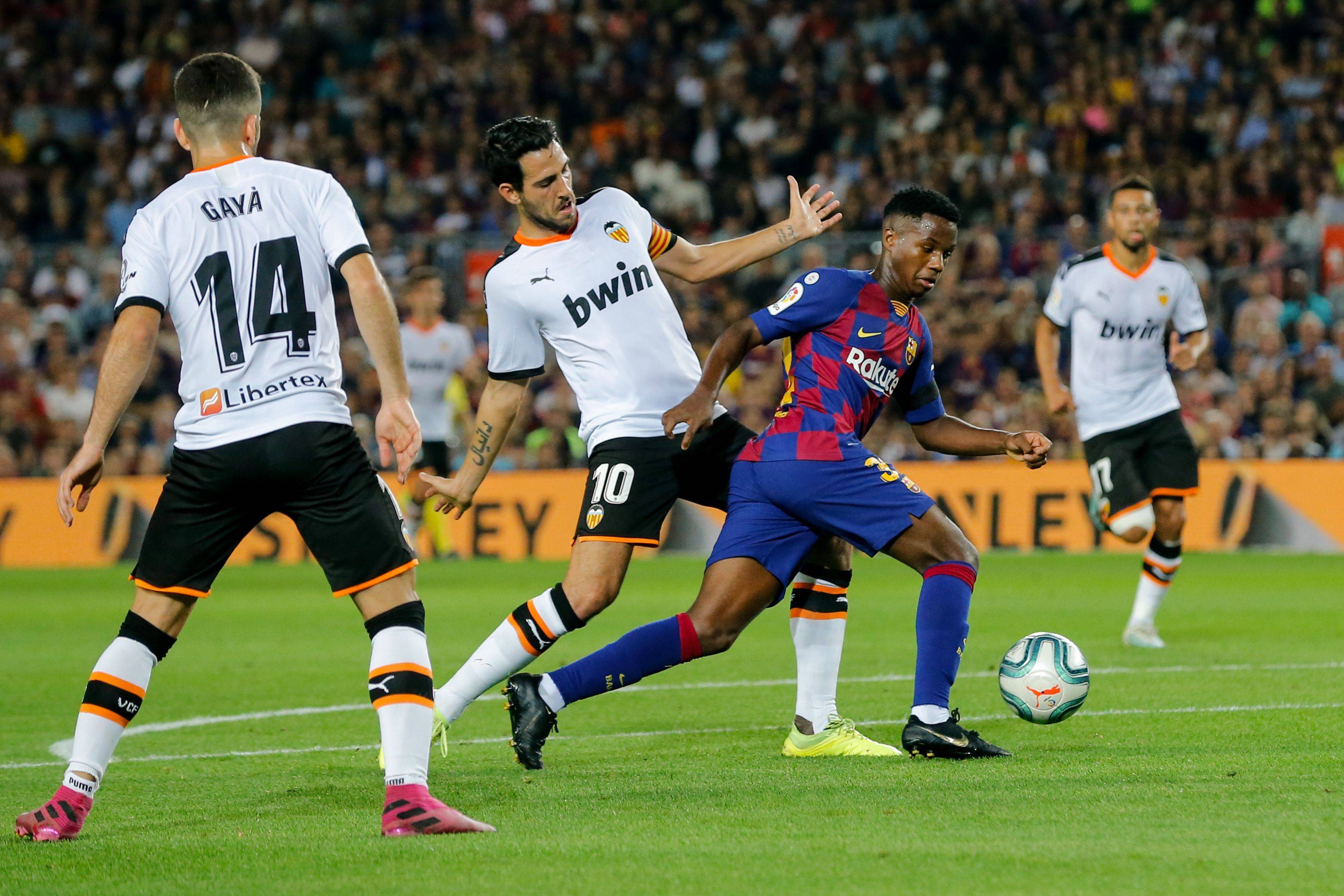 记者：足球是集体运动，球迷对巴萨应充满信任而不该发出嘘声